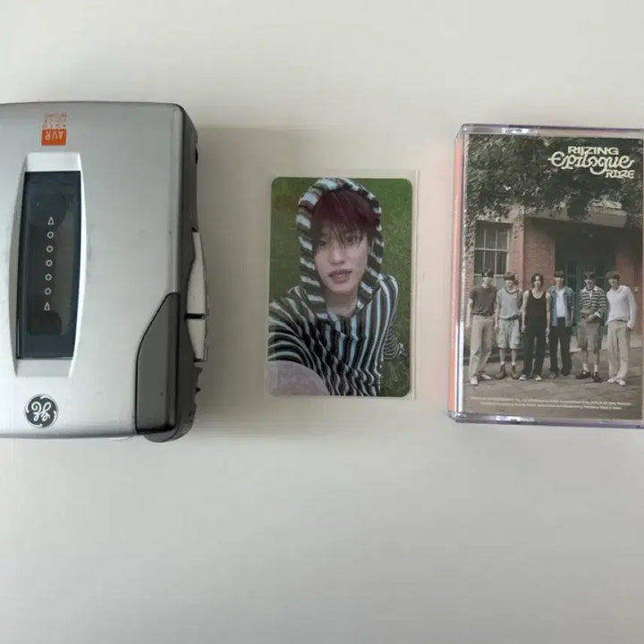 [BUNJANG] RIIZE Cassette Tape + Photocard + Cassette Player Bundle Set / 라이즈 카세트 테이프+ 포카 + 카세트 플레이어 일괄