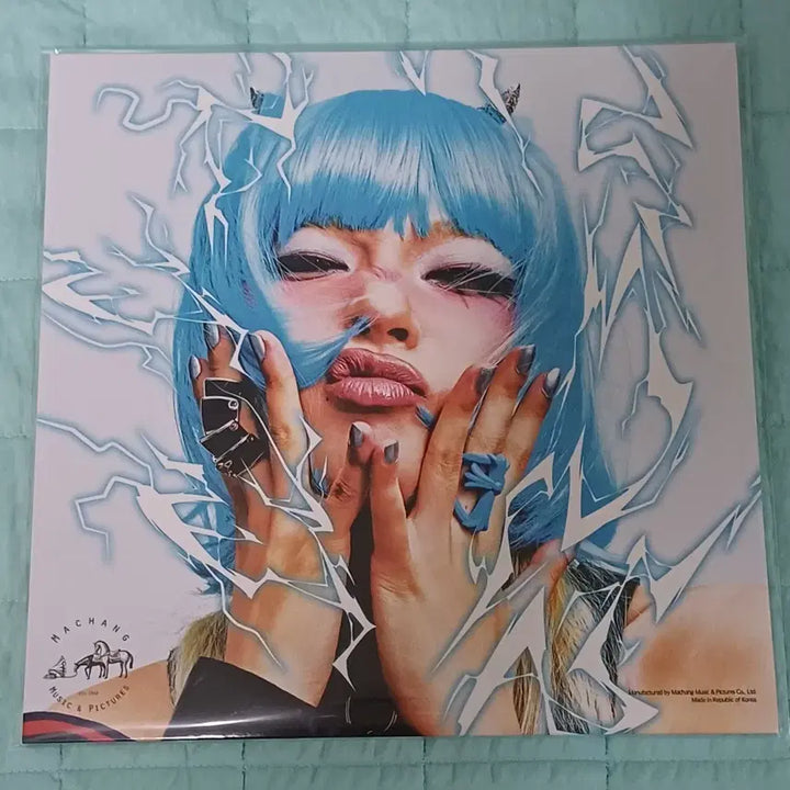 [BUNJANG] YongYong First LP Limited Edition (300 Units) Sealed / 용용 첫번째 LP 300장 한정반 미개봉