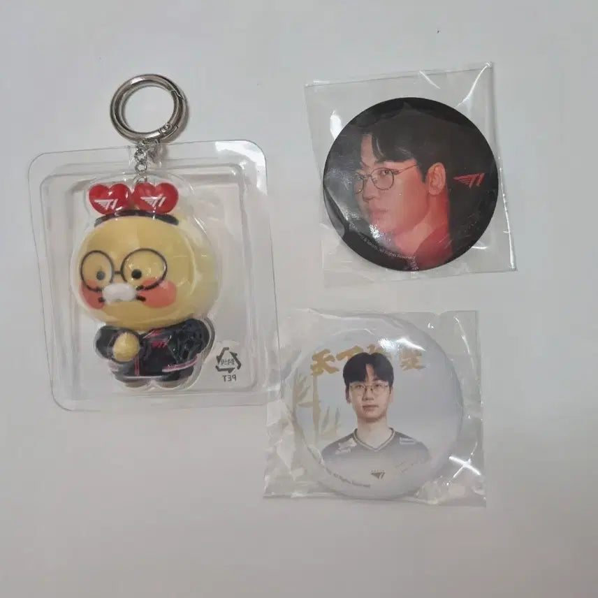 [BUNJANG] T1 Doran Chunsik LED Keyring &amp; Worlds Badge Bundle Set / t1 doran 티원 도란 춘식이 LED키링, 월즈 뱃지