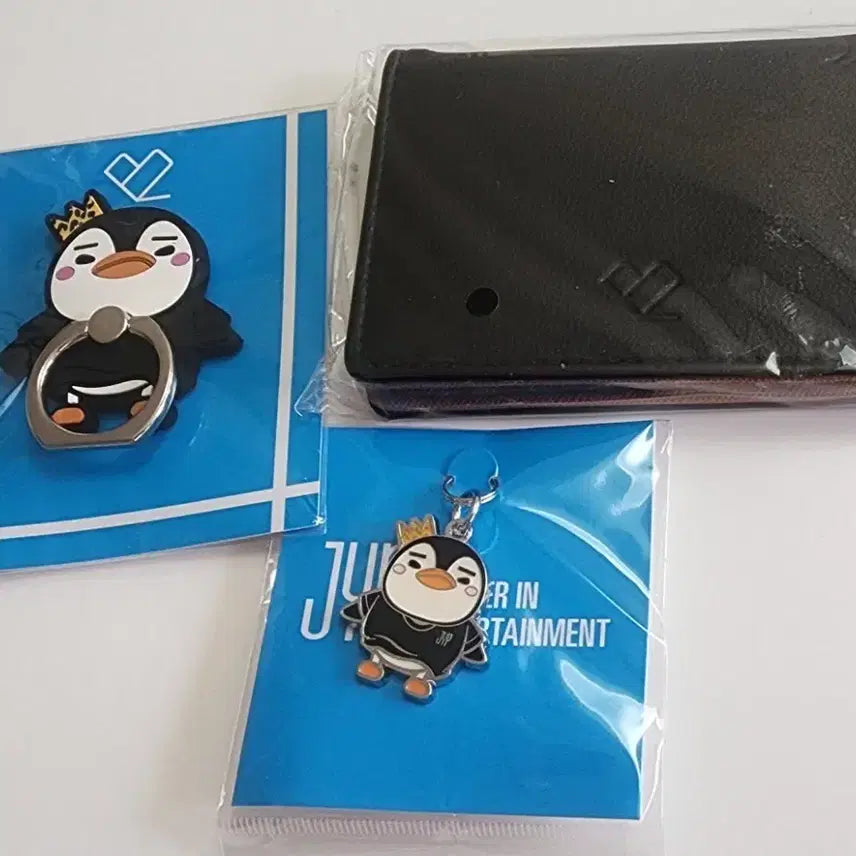 [BUNJANG] 2PM Junho Penguin Grip Tok, Keychain, and Japan Fanclub Gift Bundle Set / 2pm 준호 펭펭그립톡 키링 일본 팬클럽 선물 일괄