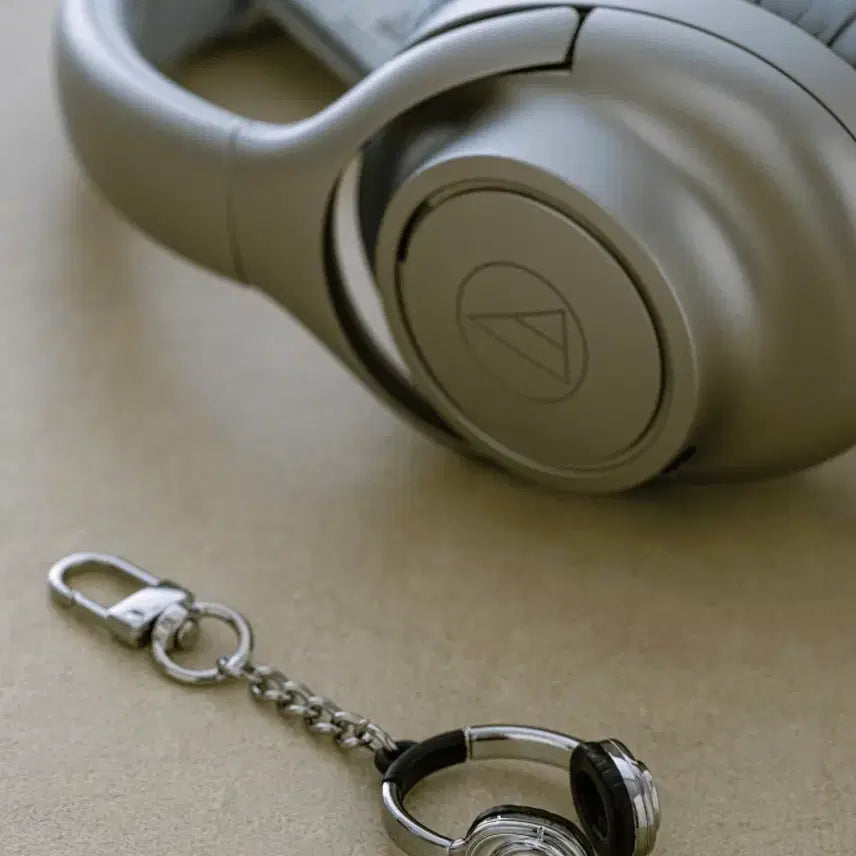 [BUNJANG] BTS ARIRANG Headphone Keychain (Audio-Technica Collaboration) - Sealed / BTS 헤드폰 키링 ARIRANG 공식 굿즈 미개봉팝니다