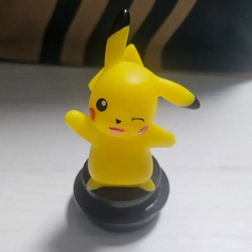[BUNJANG] Limited Edition Lotteria Pikachu LED Figure / 한정판  롯데리아 피카츄 LED 피규어