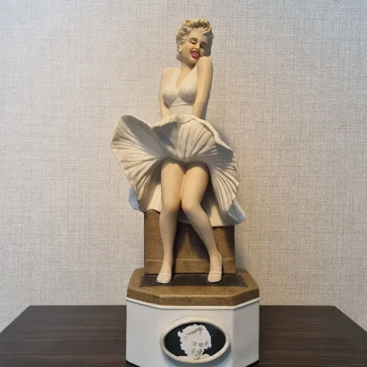 [BUNJANG] 1992 Limited Edition Marilyn Monroe Porcelain Whiskey Decanter / 1992년 한정판  마릴린 먼로 도자기 위스키 공병 디캔터