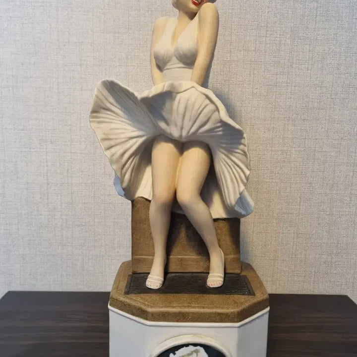 [BUNJANG] 1992 Limited Edition Marilyn Monroe Porcelain Whiskey Decanter / 1992년 한정판  마릴린 먼로 도자기 위스키 공병 디캔터