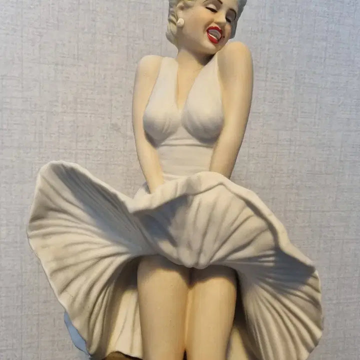 [BUNJANG] 1992 Limited Edition Marilyn Monroe Porcelain Whiskey Decanter / 1992년 한정판  마릴린 먼로 도자기 위스키 공병 디캔터