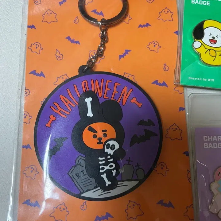 [BUNJANG] BTS BT21 Halloween Limited Edition Keychain &amp; Badge Bundle Set (Cooky, Chimmy, Mang) / bts BT21 할로윈한정판 키링 뱃지 일괄