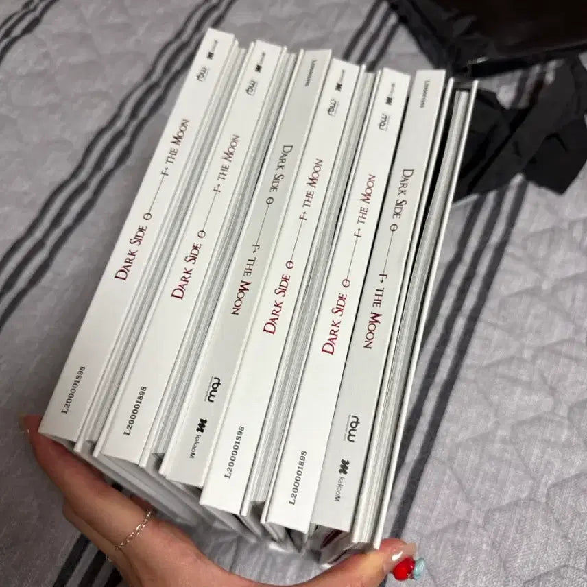[BUNJANG] Moonbyul Solo Album Dark Side Of The Moon / 문별 솔로 앨범 Dark Side Of The Moon 8개 일괄 80000원