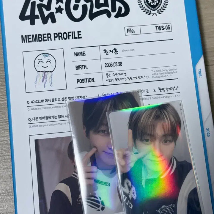 [BUNJANG] 42 Club 2025 Jihoon Photobook Photocard + Member Profile Set / 2025 42클럽 포토북 지훈 포카+멤버프로필 세트
