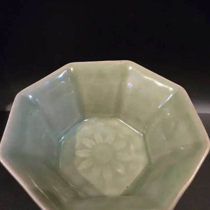 [BUNJANG] Celadon Porcelain Octagonal Wine Cup with Relief Figures / 청자 양각 인물 팔각 마상배