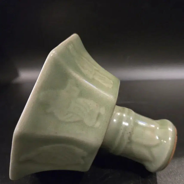 [BUNJANG] Celadon Porcelain Octagonal Wine Cup with Relief Figures / 청자 양각 인물 팔각 마상배