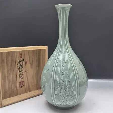 [BUNJANG] Yoo Geun-hyung Celadon Vase with Cloud and Crane Inlay / 해강 유근형 선생 - 청자 운학상감육골주병