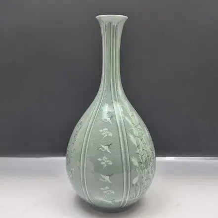[BUNJANG] Yoo Geun-hyung Celadon Vase with Cloud and Crane Inlay / 해강 유근형 선생 - 청자 운학상감육골주병