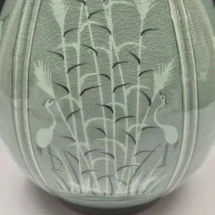 [BUNJANG] Yoo Geun-hyung Celadon Vase with Cloud and Crane Inlay / 해강 유근형 선생 - 청자 운학상감육골주병