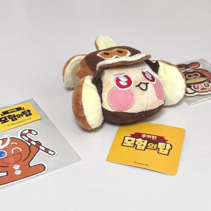 [BUNJANG] Cookie Run: Kingdom Gingerbread Cookie Face Keyring + Badge + Brave Cookie Sticker Set / 쿠키런 모험의 탑 꽈배기맛 쿠키 얼굴 키링 + 꽈배기맛 쿠키 얼굴 뱃지 + 용감한 쿠키 스티커