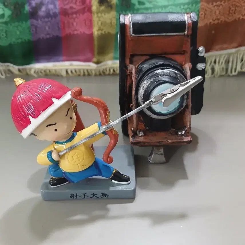 [BUNJANG] Vintage Archer Figurine with Old Camera Prop / 피규어 빈티지 옛날 카메라 소품