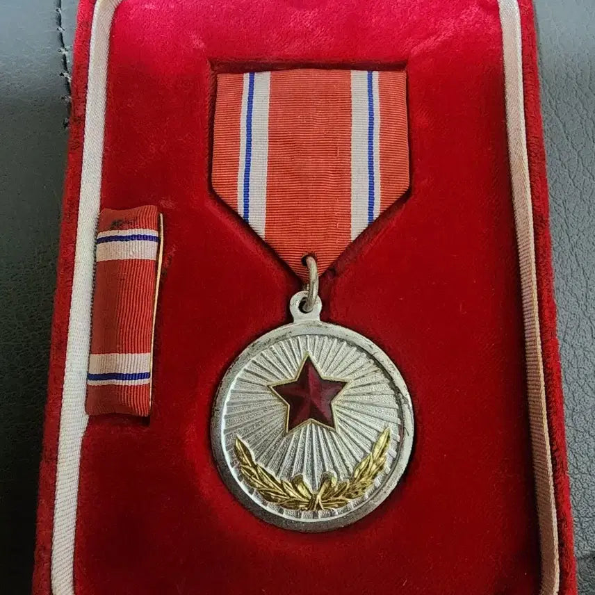[BUNJANG] North Korean Medal Set with Case and Ribbon Bar / (2) 북한 공로메달 풀세트