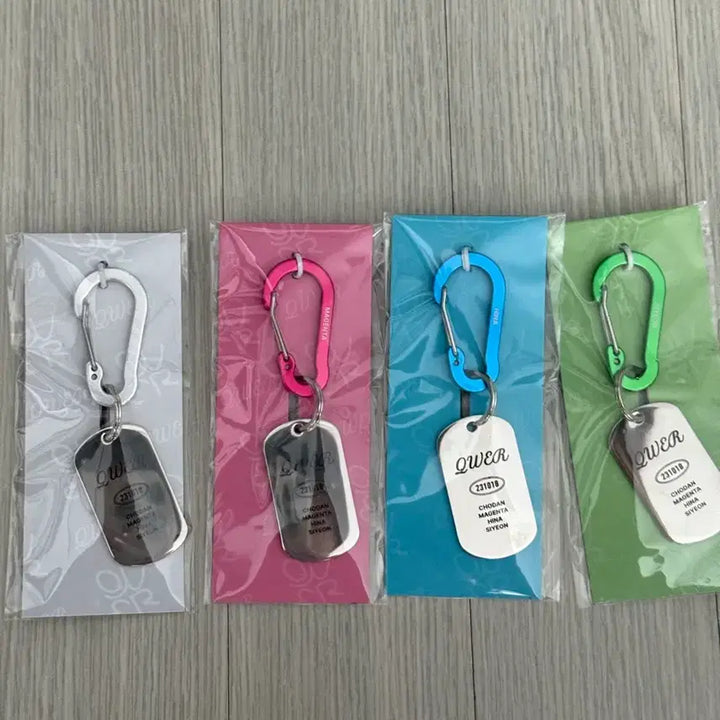 [BUNJANG] QWER Algorithm Blossom Popup Carabiner Set / QWER 알고리즘 블라썸 팝업 카라비너 판매합니다