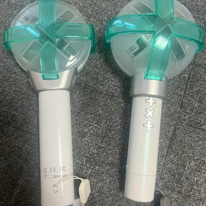 [BUNJANG] TXT Lightstick Version 1 &amp; Version 2 Bundle Set / 투바투 응원봉 ver2 ver1 일괄양도
