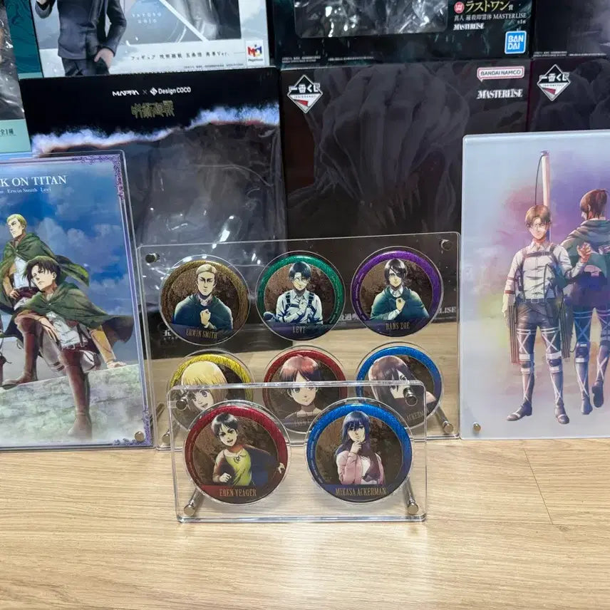 [BUNJANG] Attack on Titan "Shingeki no Kyojin" Kuze Acrylic Board &amp; Can Badge Bundle Set / 진격의거인 쿠지 아크릴보드 캔뱃지