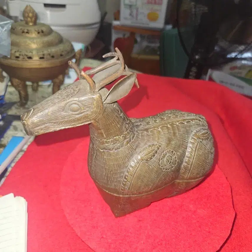[BUNJANG] Handcrafted Brass Deer Box with Intricate Floral Engraving - Luxury Interior Ornament / [희귀/수공예] 정교한 세밀화 꽃 문양 황동 사슴 조각함 (고급 인테리어 소품)