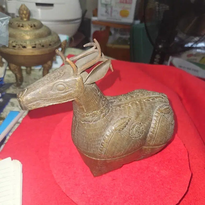 [BUNJANG] Handcrafted Brass Deer Box with Intricate Floral Engraving - Luxury Interior Ornament / [희귀/수공예] 정교한 세밀화 꽃 문양 황동 사슴 조각함 (고급 인테리어 소품)