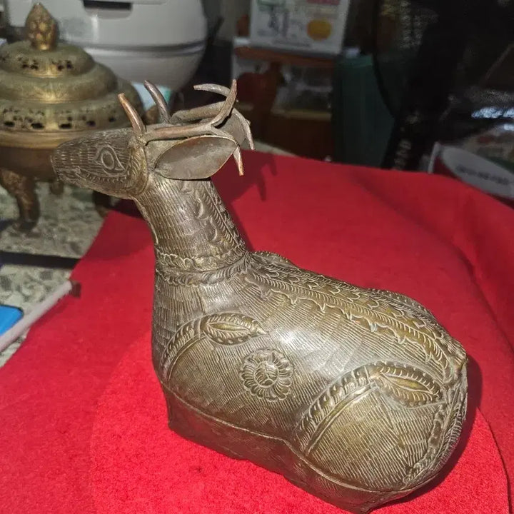 [BUNJANG] Handcrafted Brass Deer Box with Intricate Floral Engraving - Luxury Interior Ornament / [희귀/수공예] 정교한 세밀화 꽃 문양 황동 사슴 조각함 (고급 인테리어 소품)