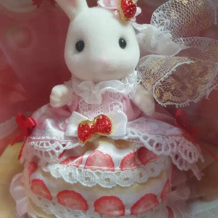 [BUNJANG] Sylvanian Families 40th Anniversary Birthday Strawberry Cake Dress Sealed / 실바니안 40주년 해피버스데이 생일 딸기 케이크 드레스 미개봉
