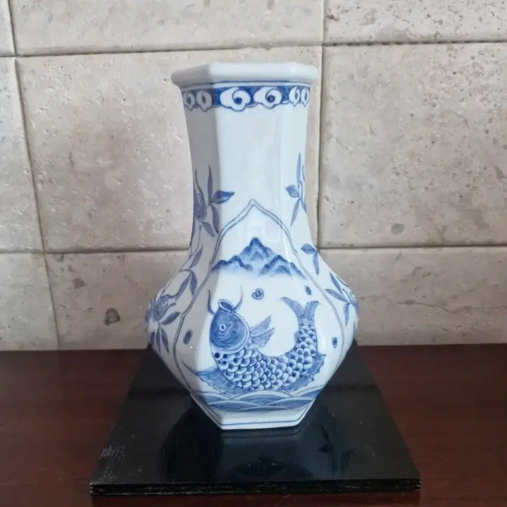 [BUNJANG] Choi Byeong-deok Celadon Porcelain Octagonal Landscape Fish Motif Vase / 최병덕 도자기  청화백자 팔각 산수화 어문도 문양