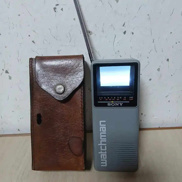 [BUNJANG] Sony Watchman FD-10A Analog TV with Original Leather Pouch / 소니 워치맨  tv 오리지날 파우치 포함 FD-10A