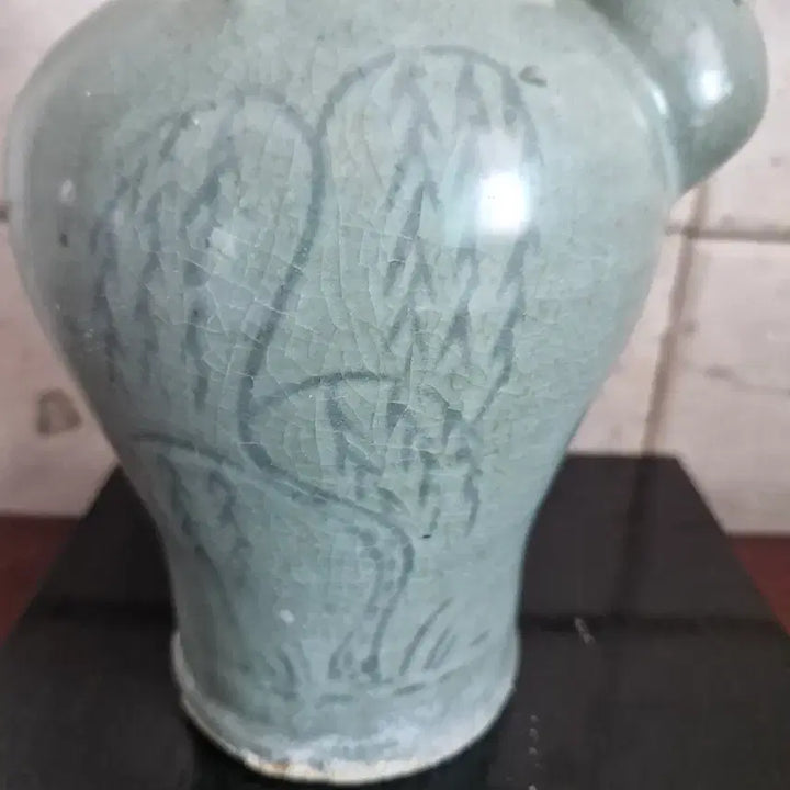 [BUNJANG] North Korean Celadon Vase with Willow Tree Motif / 북한 도자기 버드나무 무늬 정병