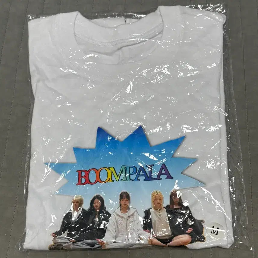 [BUNJANG] LE SSERAFIM Boom Boombalah Backstage T-Shirt (Size M) / 르세라핌 붐팔라 역조공 티셔츠 M 사이즈 양도 판매