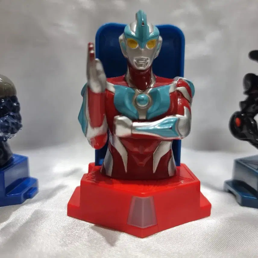 [BUNJANG] 2015 Happy Meal McToy Ultraman Kaiju Gorzan Dark Lugiel Figure Set / 2015년 해피밀 맥토이 울트라맨 긴가 괴수 고르쟈 다크 루기