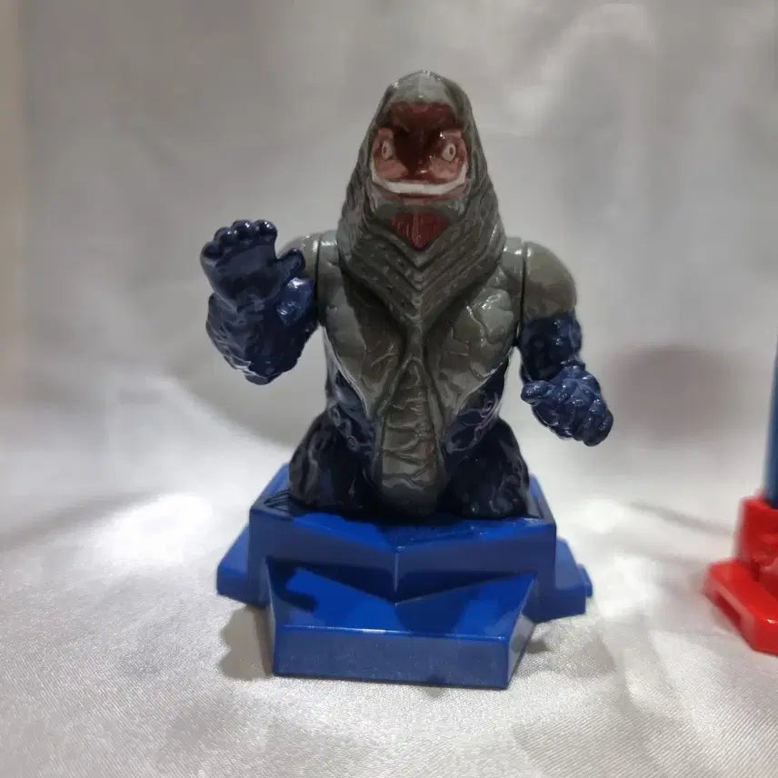 [BUNJANG] 2015 Happy Meal McToy Ultraman Kaiju Gorzan Dark Lugiel Figure Set / 2015년 해피밀 맥토이 울트라맨 긴가 괴수 고르쟈 다크 루기