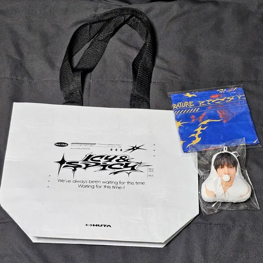 [BUNJANG] BTOB Lee Minhyuk HUTA Music Core Studio Audience Gift Set (Balloon Plush Keychain, Bandana, Bag) / 비투비 이민혁 허타(HUTA) 음중 공방 역조공 세트 (풍선 인형 키링 , 반다나 , 가방)