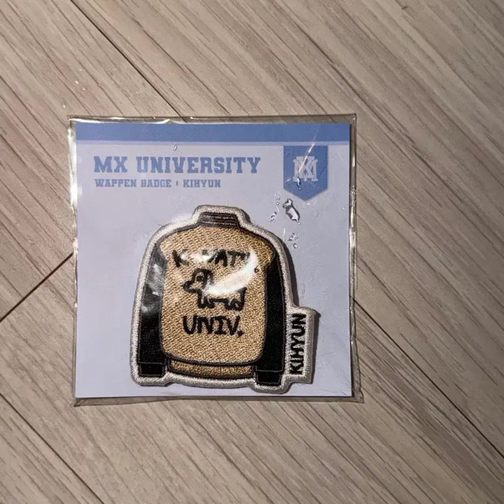 [BUNJANG] Monsta X 5th Fan Concert MX University Wappen Badge Kihyun / 몬스타엑스 5기 팬콘 MX UNIVERSITY 와펜 뱃지 기현
