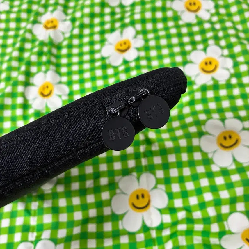 [BUNJANG] BTS Logo 13-inch Laptop Pouch / 방탄소년단 로고 13인치 랩탑파우치