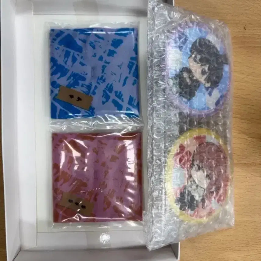 [BUNJANG] Chainsaw Man Aki &amp; Makima Look Up Special Seat Cushion + Can Badge Set (Sealed) / 체인소맨 아키&amp;마키마 룩업 특전 방석+캔뱃지 미개봉