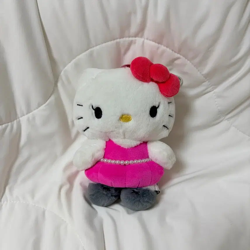 [BUNJANG] Hello Kitty x Jisoo Plush Keyring Red Pink / 헬로키티 x 지수 플러시 키링 레드 핑크