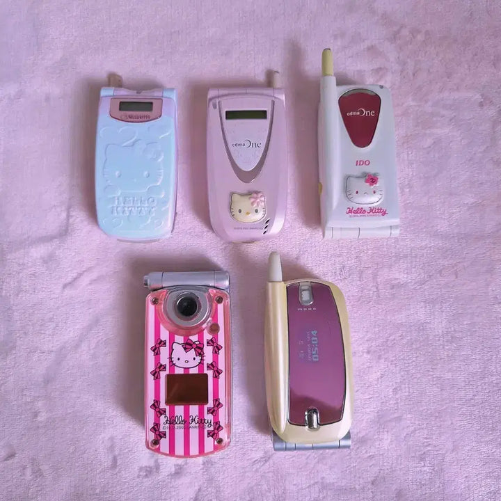 [BUNJANG] Hello Kitty Classic Phone Y2K Clamshell Phone / 고전 키티폰 키티 폰 키티스트랩 갈라폰 y2k 클리커 클릭커 폴더폰