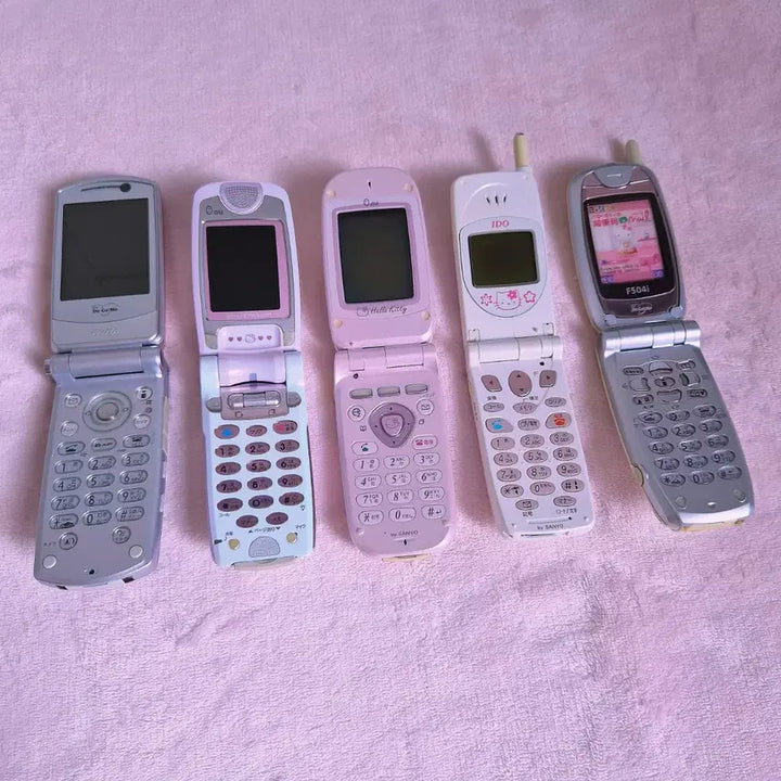 [BUNJANG] Hello Kitty Classic Phone Y2K Clamshell Phone / 고전 키티폰 키티 폰 키티스트랩 갈라폰 y2k 클리커 클릭커 폴더폰
