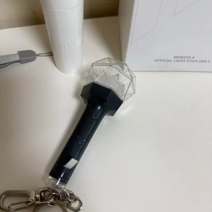 [BUNJANG] MONSTA X Lightstick Mon-dongyi 3 &amp; Mon-dongyi 2 Keyring Bundle Set / 몬스타엑스 응원봉 몬둥이3, 몬둥이2 키링 일괄 판매