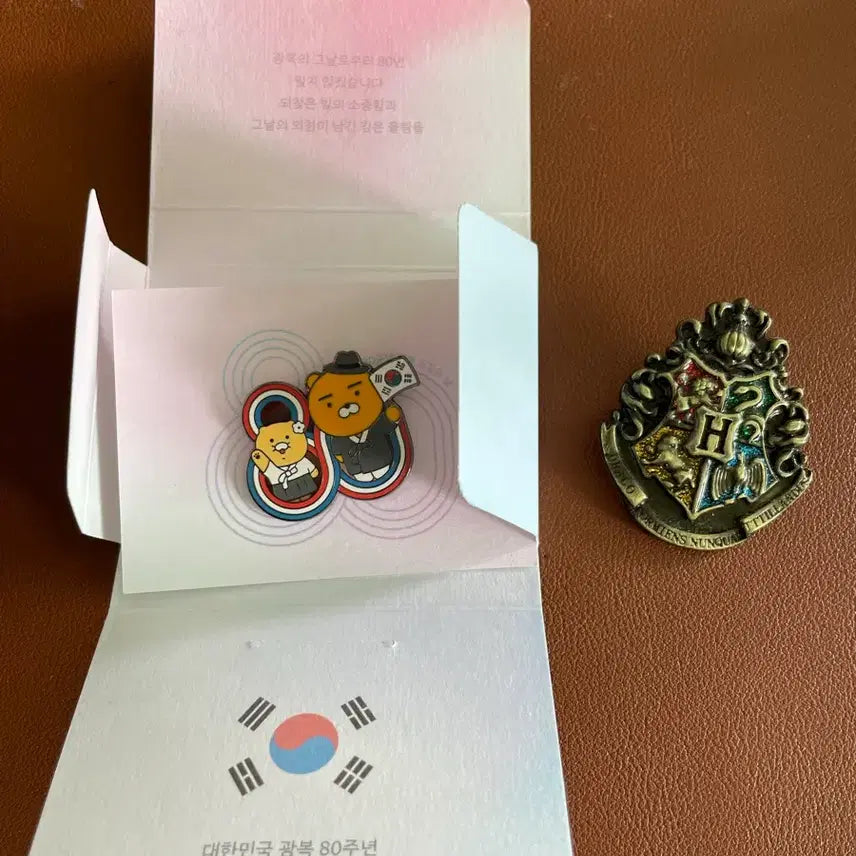 [BUNJANG] Kakao Chunsik 80th Anniversary Liberation Day Pin Badge Set / 춘식이 카카오 광복절 80주년 기념 핀뱃지 + 해리포터 같이 드림