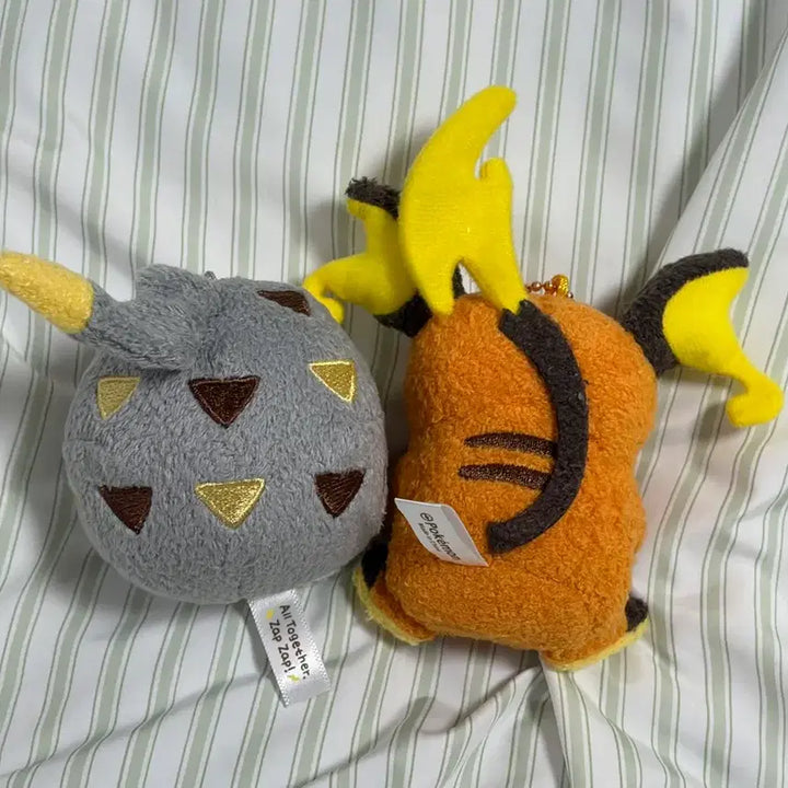 [BUNJANG] Pokemon Chalsak Magnetic Mascot Keychain Set - Pikachu, Togedemaru / 포켓몬 찰싹 자석 마스코트 인형 키링 라이츄 토게데마루 세트