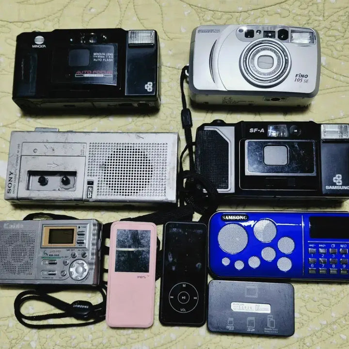 [BUNJANG] Minolta, Samsung, Sony, iPod Electronic Collection / 미놀타 카메라 / 삼성 카메라 / 소니 카세트 레코더 / 삼성 MP3 플레이어 / 아이팟 셔플 근대사 수집용