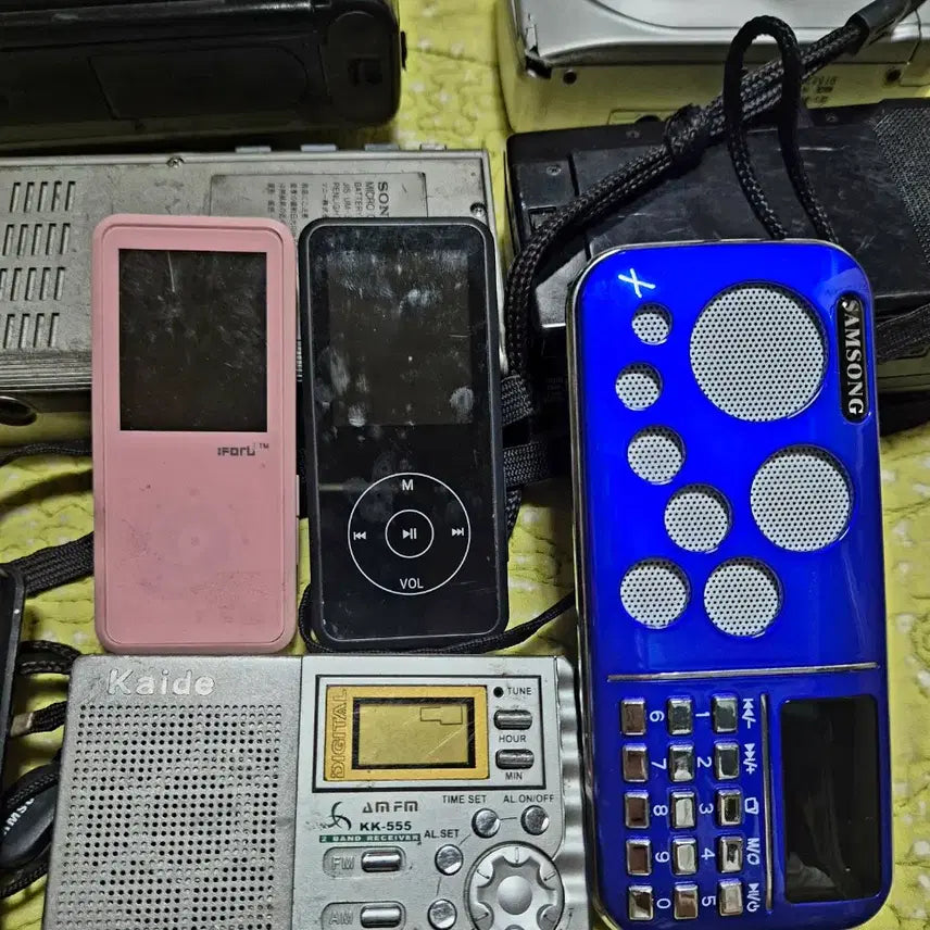 [BUNJANG] Minolta, Samsung, Sony, iPod Electronic Collection / 미놀타 카메라 / 삼성 카메라 / 소니 카세트 레코더 / 삼성 MP3 플레이어 / 아이팟 셔플 근대사 수집용