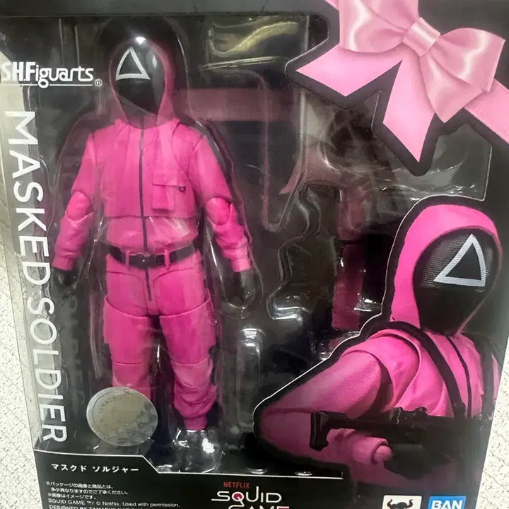 [BUNJANG] Bandai Tamashii Lab Young-Hee &amp; S.H.Figuarts Masked Soldier Squid Game Figure Set (2 Figures) - Sealed / [완전새상품] 오징어게임 타마시랩 영희 &amp; S.H.Figuarts 핑크요원 피규어 2종 일괄