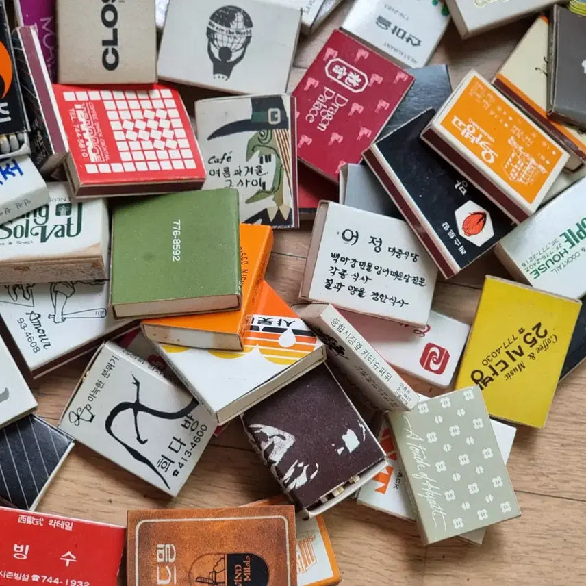 [BUNJANG] Vintage Matchboxes Bundle (92 pcs) / 년대 았고 빈티지 추억의 성냥들 92개 일괄 년대 았는 호텔.다방등 성냥들  거의 미사용 같지만  간혹 사용제도 있을수 있읍니다. 호텔.다방등 관련 수집용.소장.엔틱..전시.