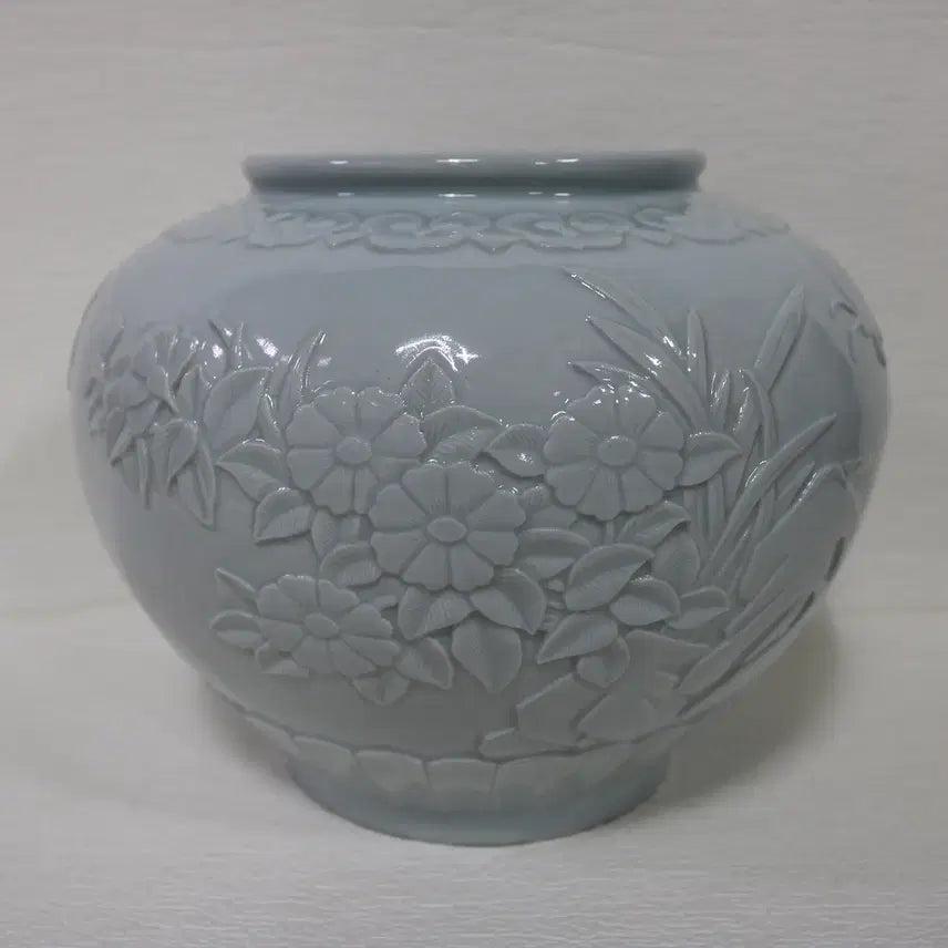 [BUNJANG] Hosan Ahn Dong-oh Embellished White Porcelain Vase (1st Generation Master) / 1세대 도예가 호산 안동오 선생님의 양각 초충문 백자 도자기
