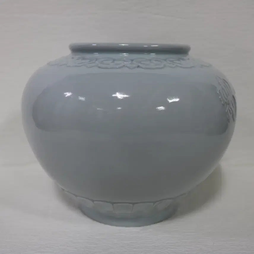 [BUNJANG] Hosan Ahn Dong-oh Embellished White Porcelain Vase (1st Generation Master) / 1세대 도예가 호산 안동오 선생님의 양각 초충문 백자 도자기