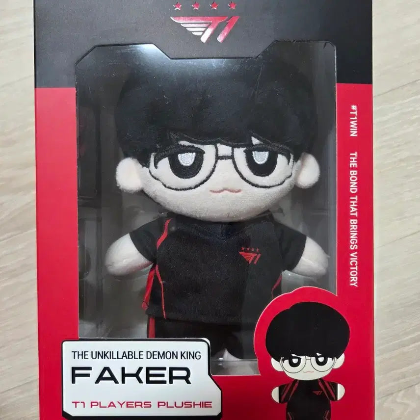 [BUNJANG] T1 Faker Player Doll Bundle Set (Doll + Photocard + Badge + Pin Button) / [미개봉/새상품] T1 페이커 인형 풀세트 (플레이어 인형 + 포카 + 뱃지 + 핀버튼)